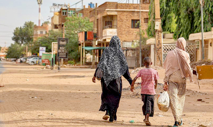 Milhares de pessoas fogem dos combates na capital do Sudão