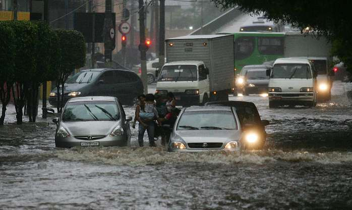 Chuva deixa mortos e pontos de alagamentos no Estado de São Paulo