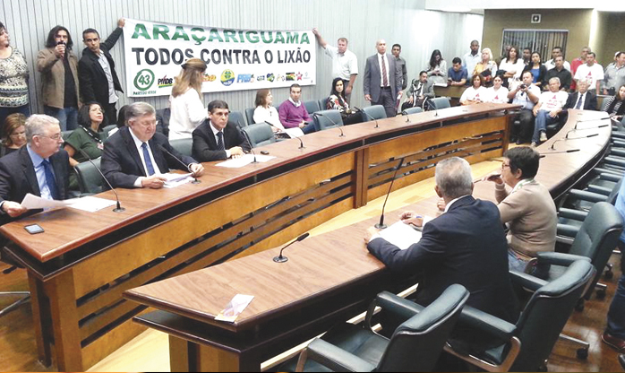 Lili Aymar liderou manifestação contra o lixão de Araçariguama na comissão do meio ambiente