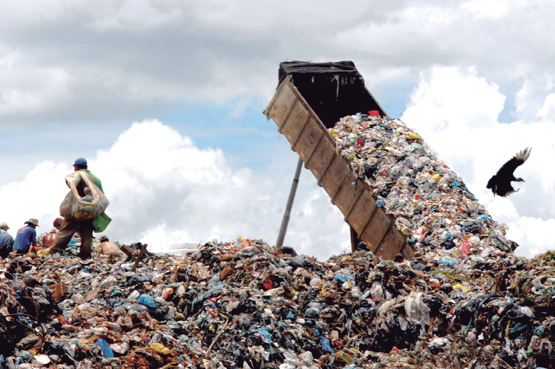 Em Araçariguama, denúncias fazem CETESB promover embargo de área de lixão irregular