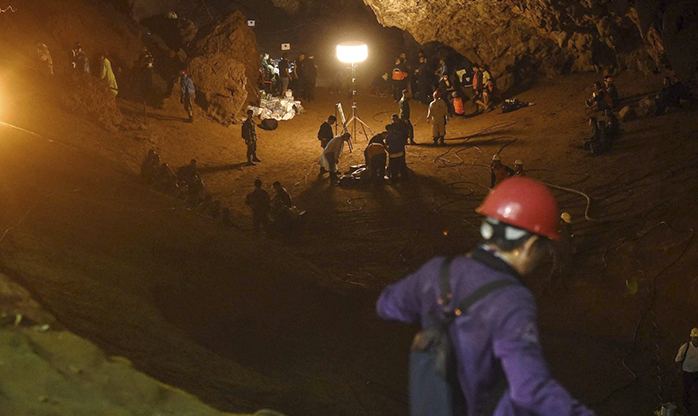 Meninos em caverna na Tailândia foram encontrados vivos e esperam resgate