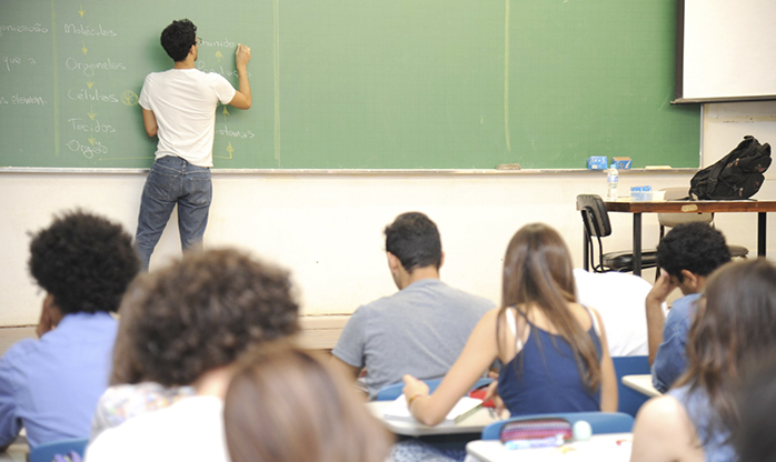 Maioria no ensino médio não aprende o básico de português e matemática