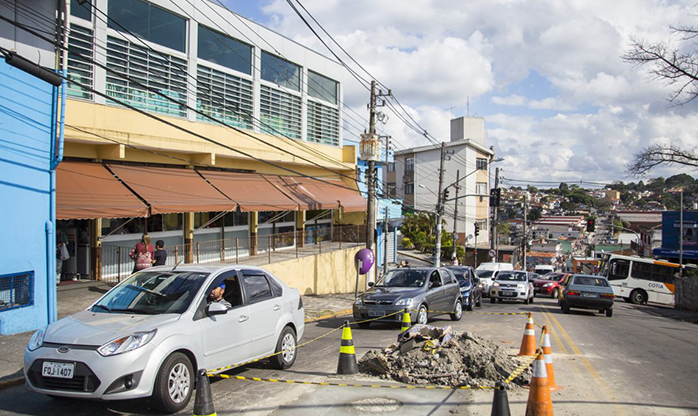 Prefeitura de Cotia executa reparo em tampa de bueiro que cedeu em avenida do centro 