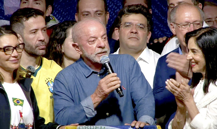 Reeleito, Lula fala em criar IA brasileira e regular big techs
