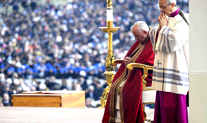  Papa conduz funeral de Bento XVI e fiéis pedem santificação