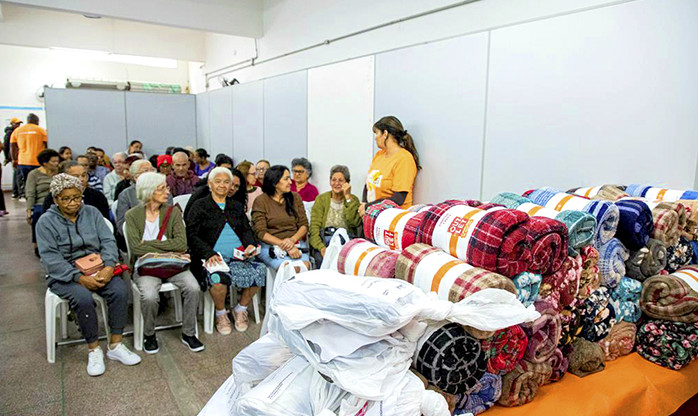 Campanha do Agasalho Tudo Novo 2026 está nas ruas com entrega de mantas, cobertores e moletons em Barueri