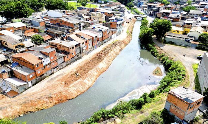 Barueri investe em obra de desassoreamento do rio Cotia no Jardim Maria Helena