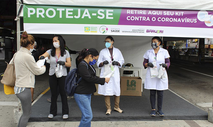 Ação conjunta distribui máscaras, sabonetes e material informativo sobre coronavírus