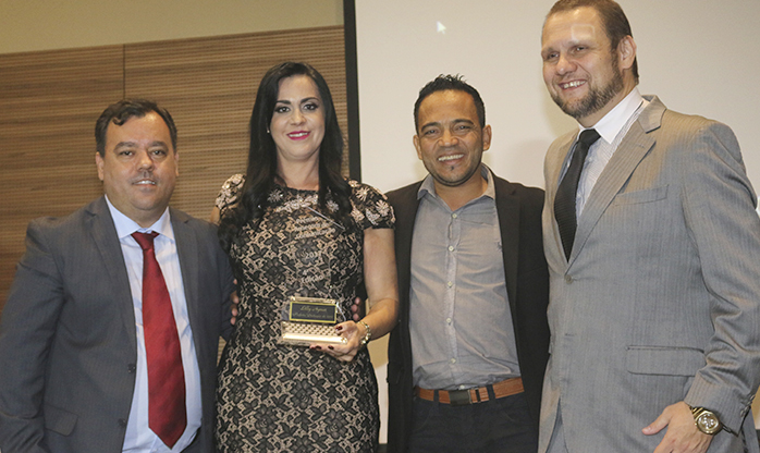 Prefeita de Araçariguama Lili Aymar recebe prêmio AMECOM como destaque de melhor prefeita da região