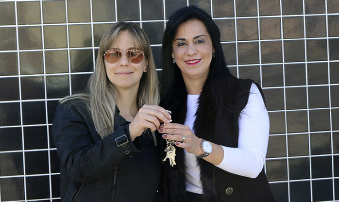 Prefeita entrega as chaves da nova delegacia de Araçariguama para delegada titular