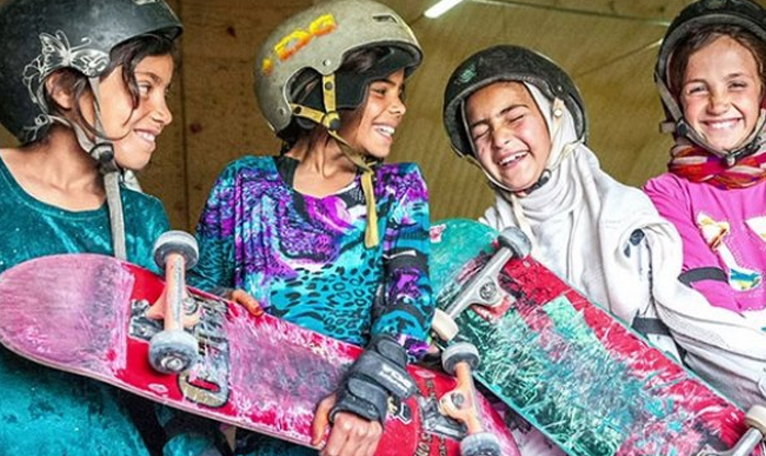 Proibidas de andar de bicicleta, meninas afegãs encontram liberdade no skate