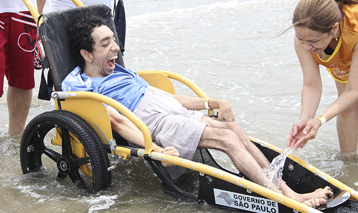 SDPD de Barueri leva pessoas com deficiência pela primeira vez à praia