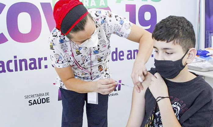 Primeira criança vacinada contra Covid-19 em Barueri  tem 10 anos