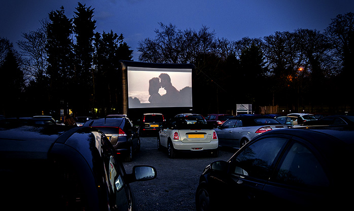 Cine drive-in tem sessões de cinema ao ar livre