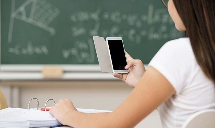 Mais de 70% dos alunos do ensino médio usam celular nas atividades escolares