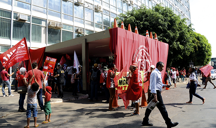 MTST ocupa portaria do Ministério da Fazenda em protesto contra ajuste fiscal
