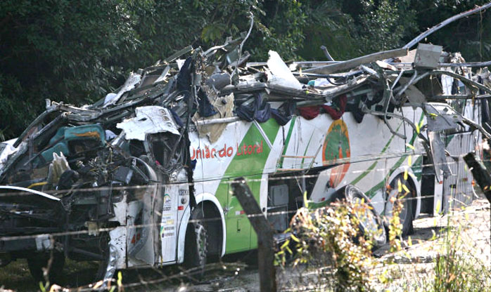 Acidente com ônibus de universitários deixa 18 mortos em Mogi Bertioga
