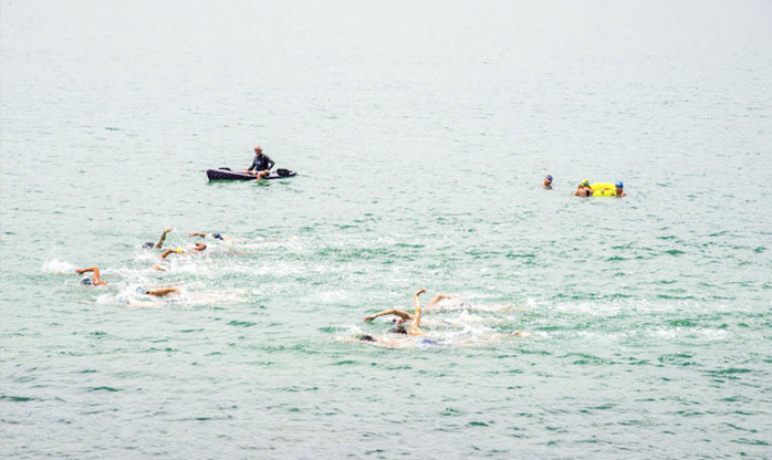 Equipe de natação de Ubatuba realiza treino em águas abertas