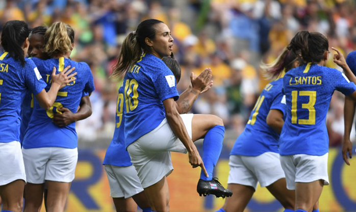 O que a chuteira que Marta usou na Copa diz sobre igualdade de gênero no futebol