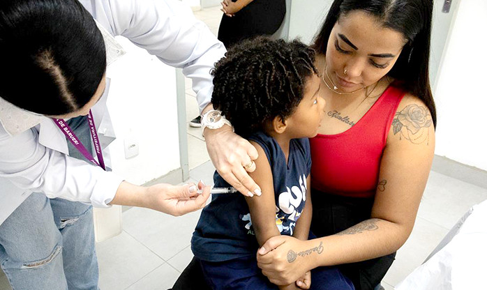 Vacinação nas escolas acontece neste sábado (17) para atualizar cadernetas de alunos e da população