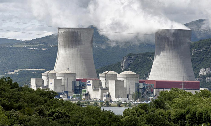 Membros do Greenpeace invadem usina nuclear francesa