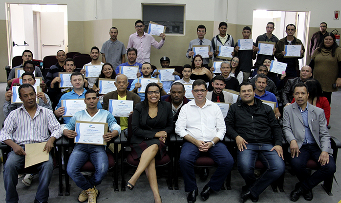 Prefeitura de Carapicuíba forma munícipes em cursos profi ssionalizantes gratuitos