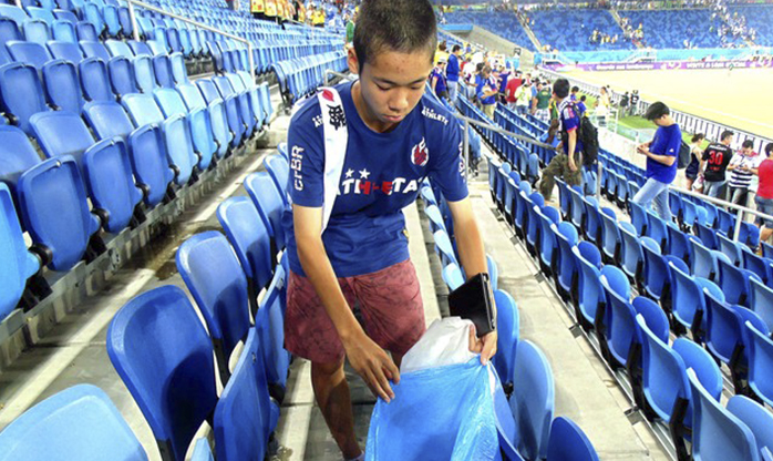 Torcedores japoneses recolhem o lixo na Copa da Rússia