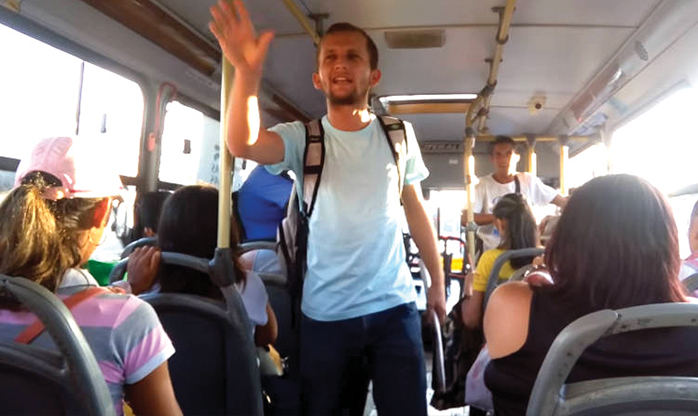 Estudante dá aulas de história no ônibus e viraliza na internet