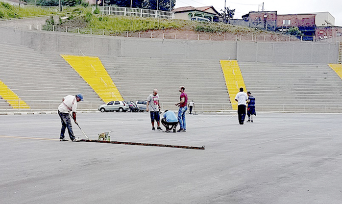 Prefeitura de Araçariguama inicia demarcação das quadras poliesportivas da Arena América