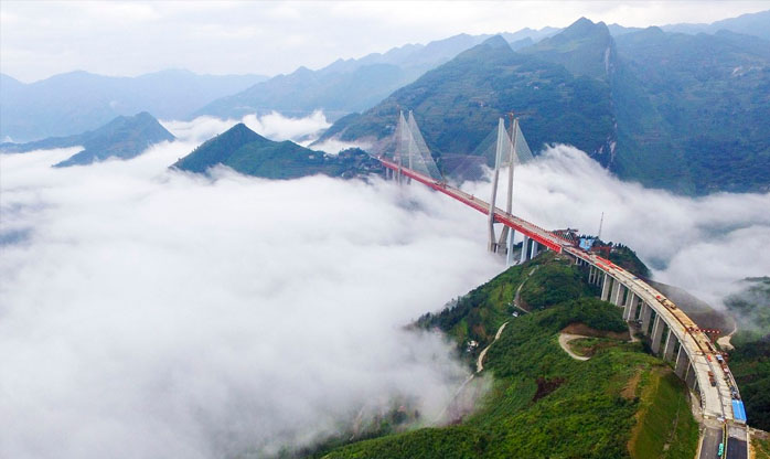 Com a altura de um prédio de 180 andares, maior ponte do mundo é concluída na China
