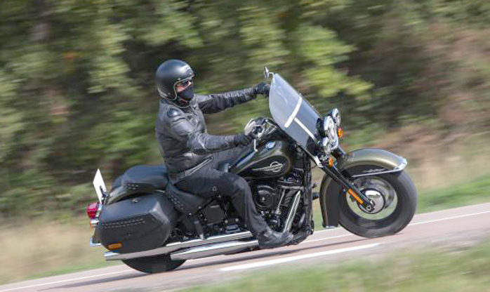 Harley-Davidson Heritage Classic em plena forma na estrada