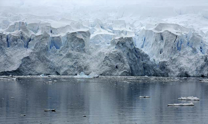 Iceberg gigante se desprende de plataforma de gelo na Antártica