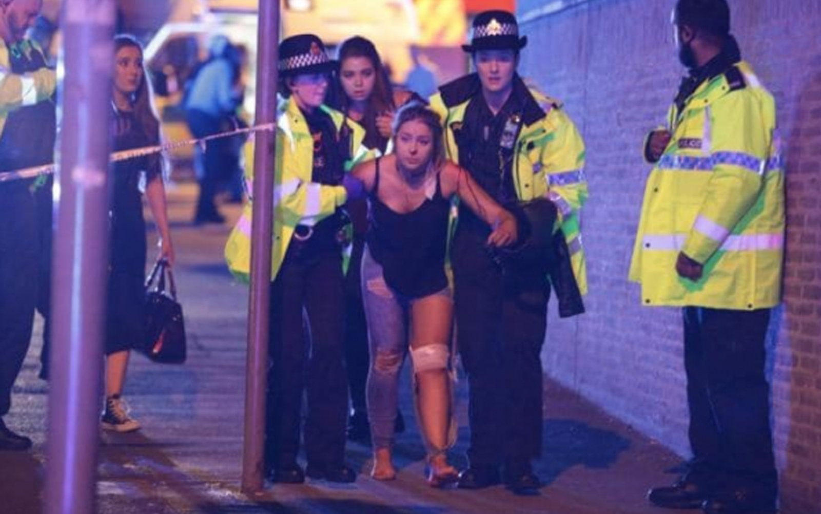 Homem é detido na investigação do atentado de Manchester; Estado Islâmico reivindica a ação