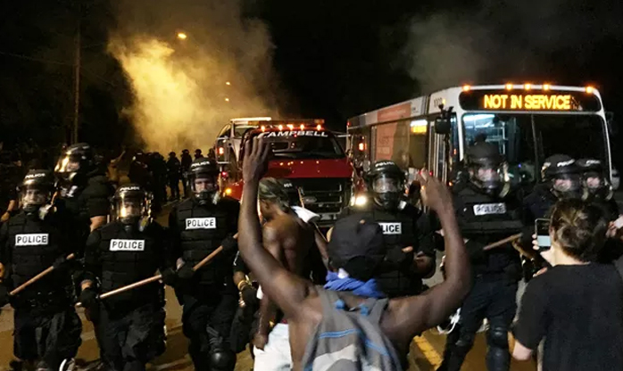 Protesto pela morte de negro por policial termina com feridos nos EUA