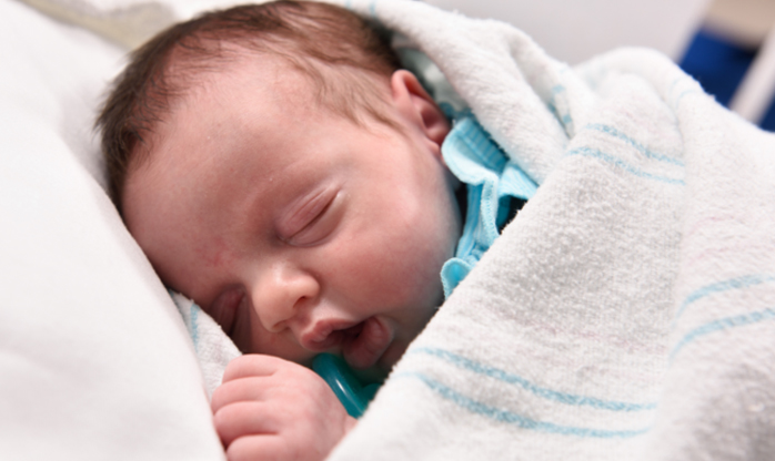Nascida duas vezes: bebê é retirada de útero, operada, e colocada de volta por mais três meses
