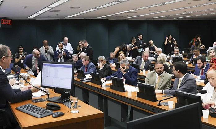 Comissão adia votação da PEC que reduz jornada para 40h e mantém 6x1