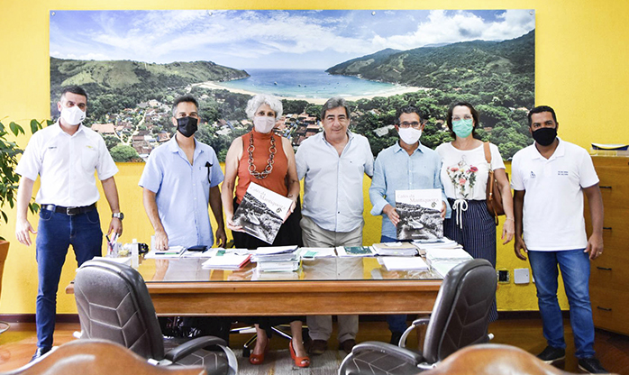 Prefeitura de Ilhabela recebe doação de livros da Veibras e do fotógrafo Ricardo Martins