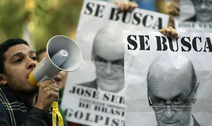Grupos protestam contra visita de José Serra à Argentina