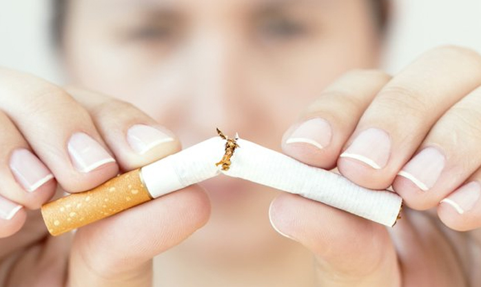 Melhor maneira de largar o cigarro é parar de uma vez, diz estudo