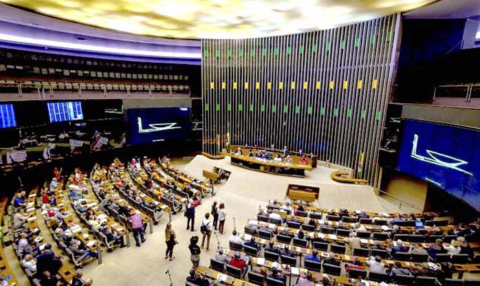 Câmara aprova urgência para PL que proíbe desconto automático no INSS
