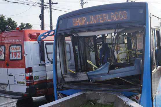 Acidente entre ônibus e motocicleta deixa dez feridos na capital paulista