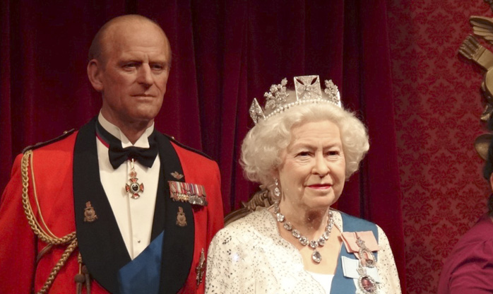 ‘Não dá pra olhar pra baixo’: rainha Elizabeth conta como é usar a coroa