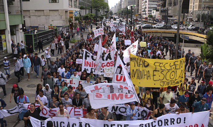 Estudantes e servidores da Universidade de Brasília protestaram por recursos