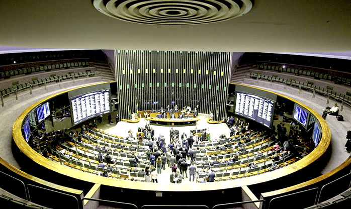 Relator antecipa fim da reeleição para 2030 e CCJ adia votação