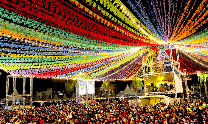 Arraiá Barueri 2026 começa no Dia dos Namorados com grandes shows e clima de romance