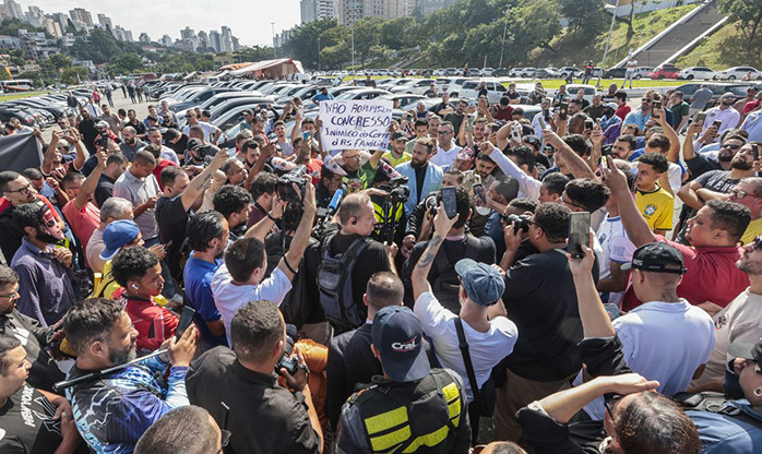 Motoristas protestam contra regulamentação do serviço por aplicativo