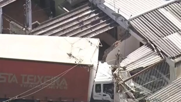 Caminhão desgovernado invade casa em Carapicuíba