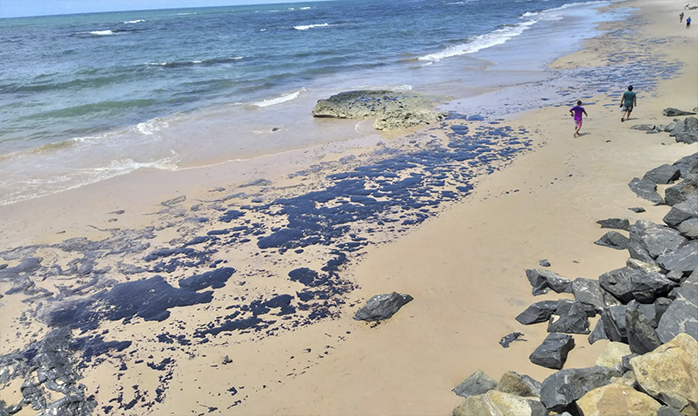 Derramamento de óleo na costa do Nordeste completa dois anos sem desfecho