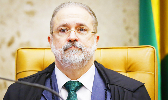 Bolsonaro oficializa indicação de Aras para novo mandato  à frente da PGR