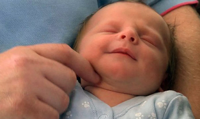 Casal celebra nascimento de bebê ‘surpresa’ após morte de gêmeo em gravidez fora do útero
